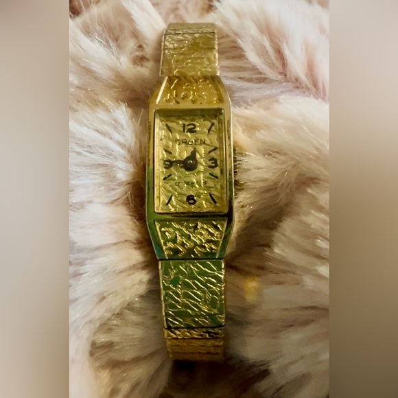 Gruen Accessories - Vintage  10k Gold Women's Gruen 17 Jewels Watch